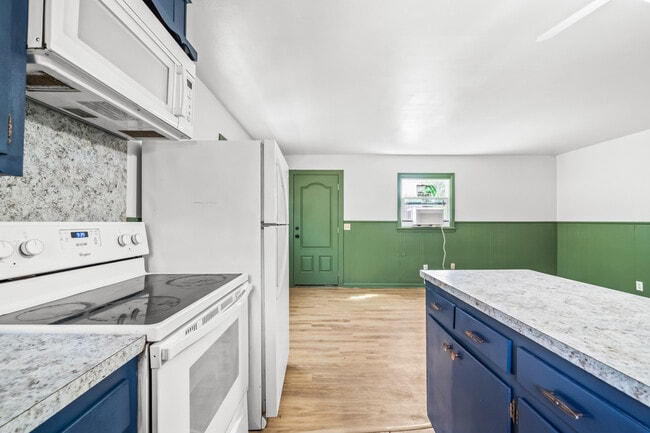 Building Photo - 2213 27th St