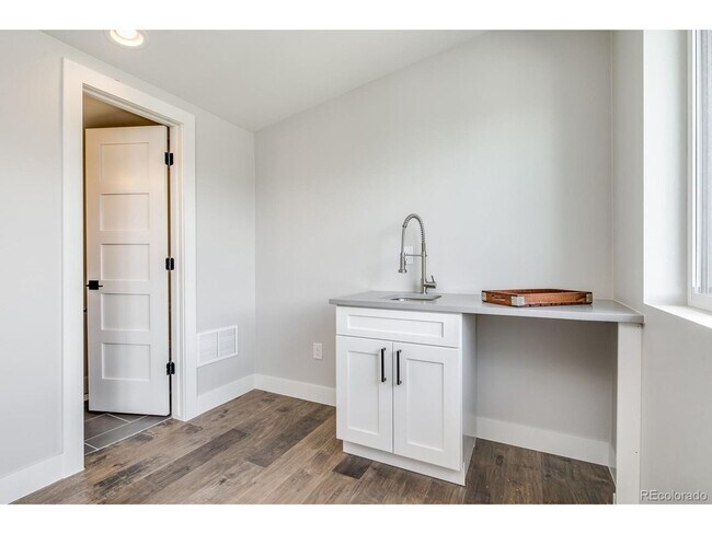 Building Photo - ONE MONTH FREE - Modern 3BR Townhome in Denver