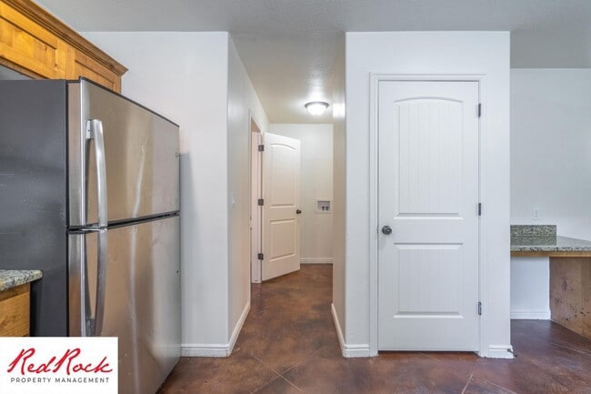 Building Photo - Charming 3 Bedroom Townhome with INTERNET INCLUDED & Dog-Friendly!