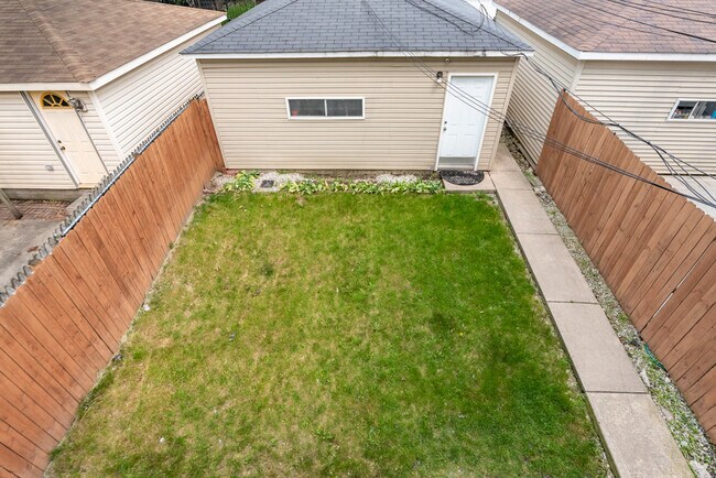 Building Photo - 1509 N Talman Ave