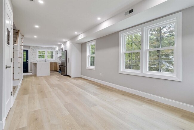 Building Photo - 192 Main St