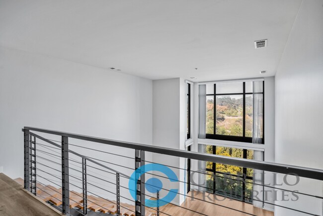 Building Photo - 889 Date St