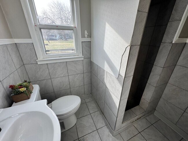 Building Photo - 2 bed, 1 bath home for rent in Waterloo