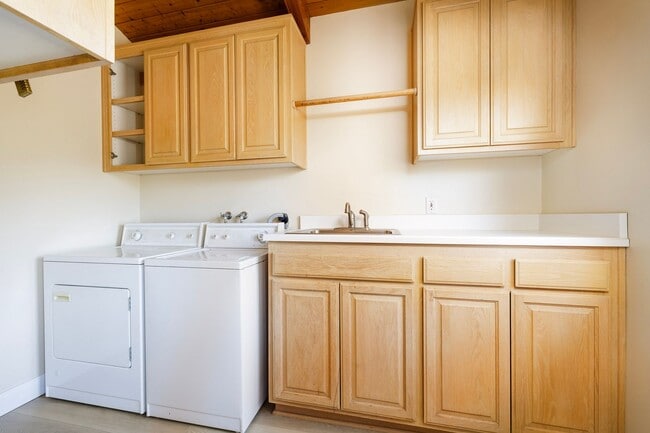 Building Photo - Introducing the Private Beach House in Carpinteria, CA!