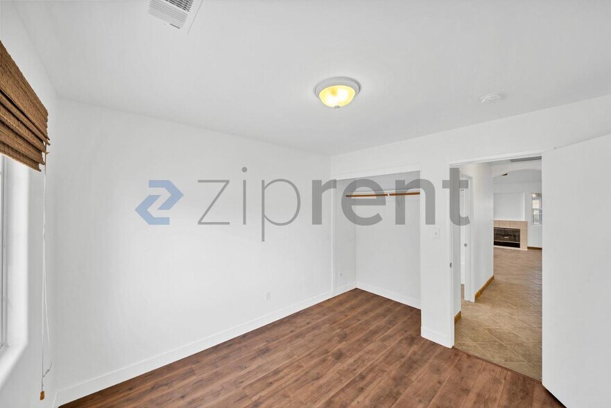 Building Photo - Unit