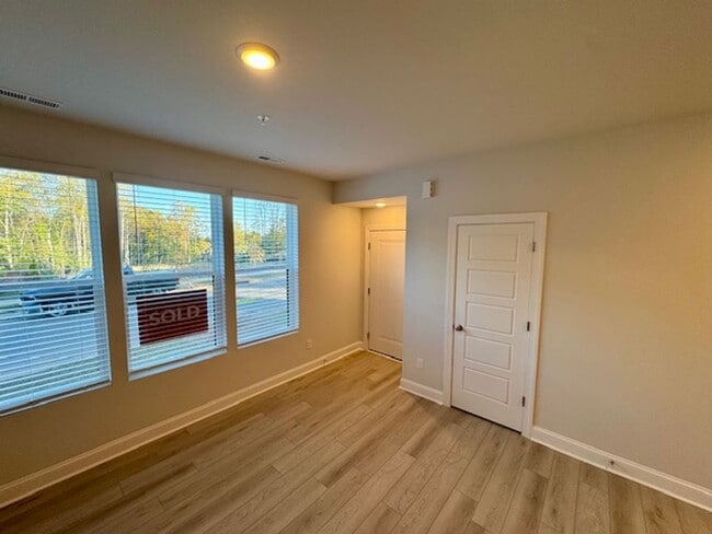 Building Photo - Modern Elegance in Prime North Raleigh!