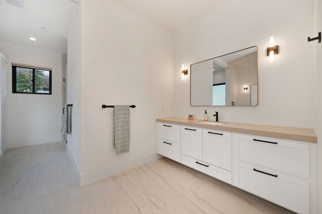 Building Photo - Waterfront 4 bed 4 bath 3,887 sq. ft.