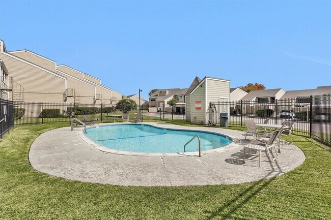 Building Photo - 50 April Point Dr S