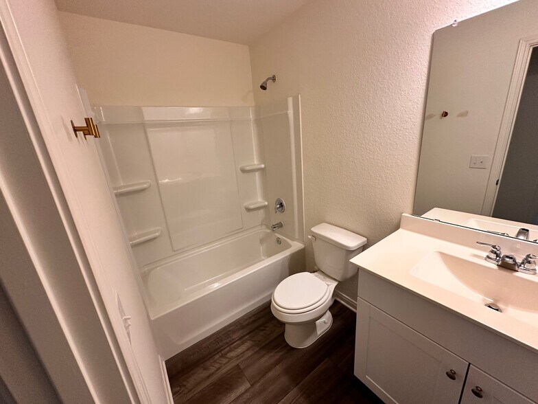Building Photo - Room in House on Maple Ter