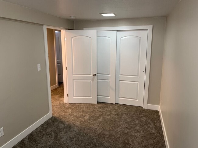 Building Photo - Updated 4 Bed Home with Large Yard