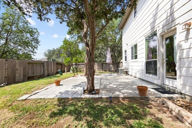 Building Photo - 4 bedroom / 2 bathroom