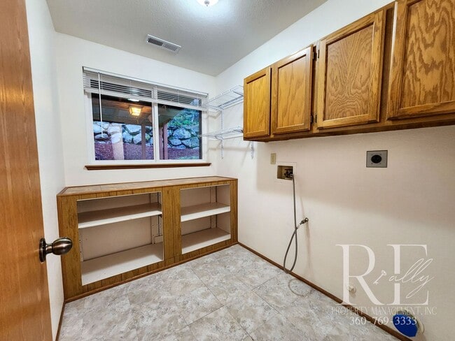 Building Photo - Spacious Silverdale Tri-Level with Hot Tub & Stylish Kitchen