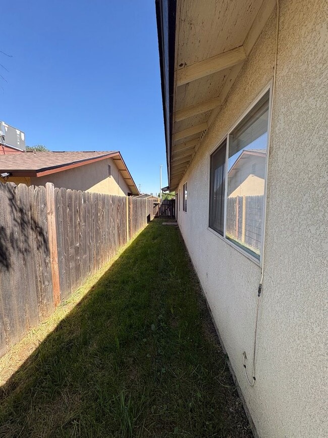 Building Photo - Charming Tulare home available now!