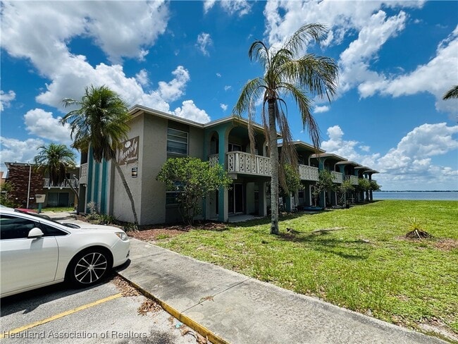 Building Photo - 1011 Lakeview Dr