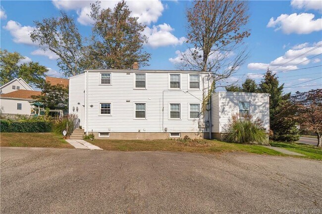 Building Photo - 983 Black Rock Tpke