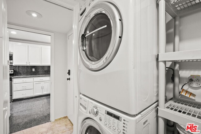 Building Photo - 1900 Vine St