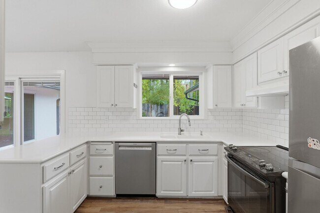 Building Photo - Updated 3Bed/2Bath w/ Bonus Room Plus Lake...