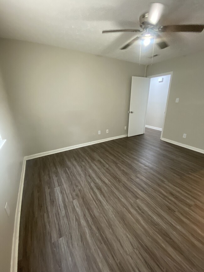 Building Photo - 843 Applewood Ln