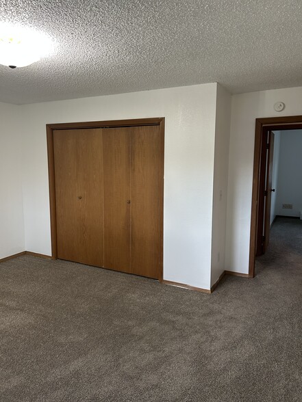 Building Photo - 5001 E Mayflower Ln