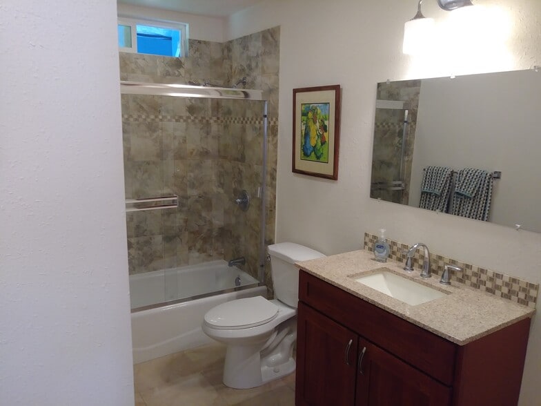 Ground level bathroom - 329 Auwinala Rd