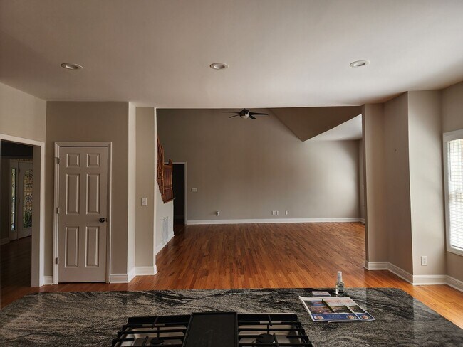 Building Photo - Lakeview Home!
