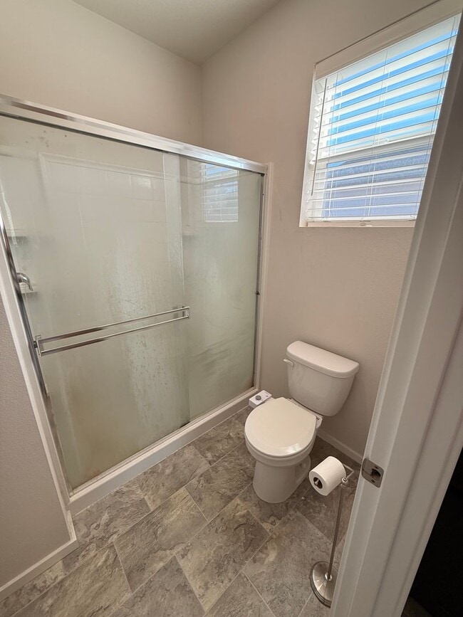 Building Photo - Newer single level 3 bed 2 bath home in NE Salem