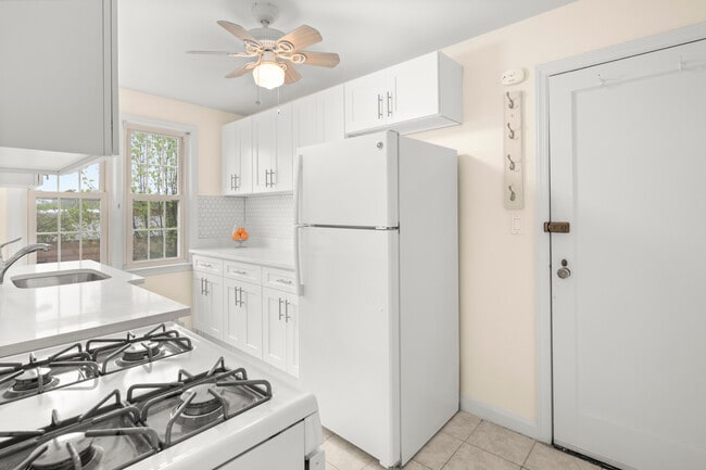 Building Photo - 2475 Summer St