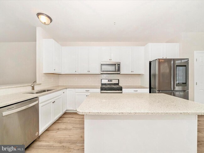 Building Photo - THREE LEVEL TOWN HOUSE IN KELLERTON