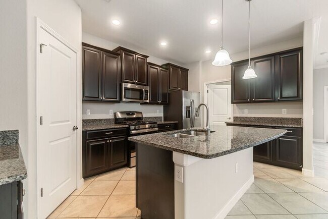 Building Photo - Spacious 4 bed, 3 Bath Terra Bella Home fo...