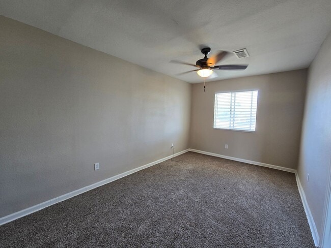 Building Photo - Single story 3 Bedroom house ready for mov...