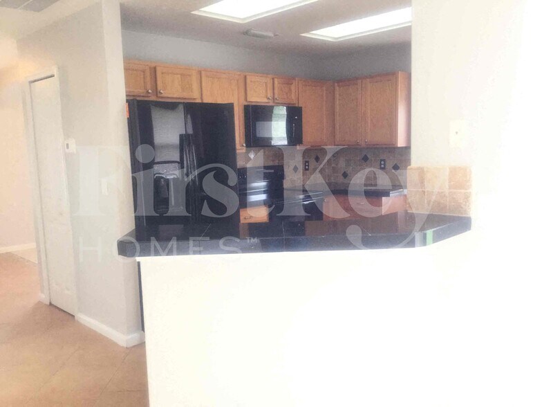 Building Photo - 662 SW Sandbar Terrace