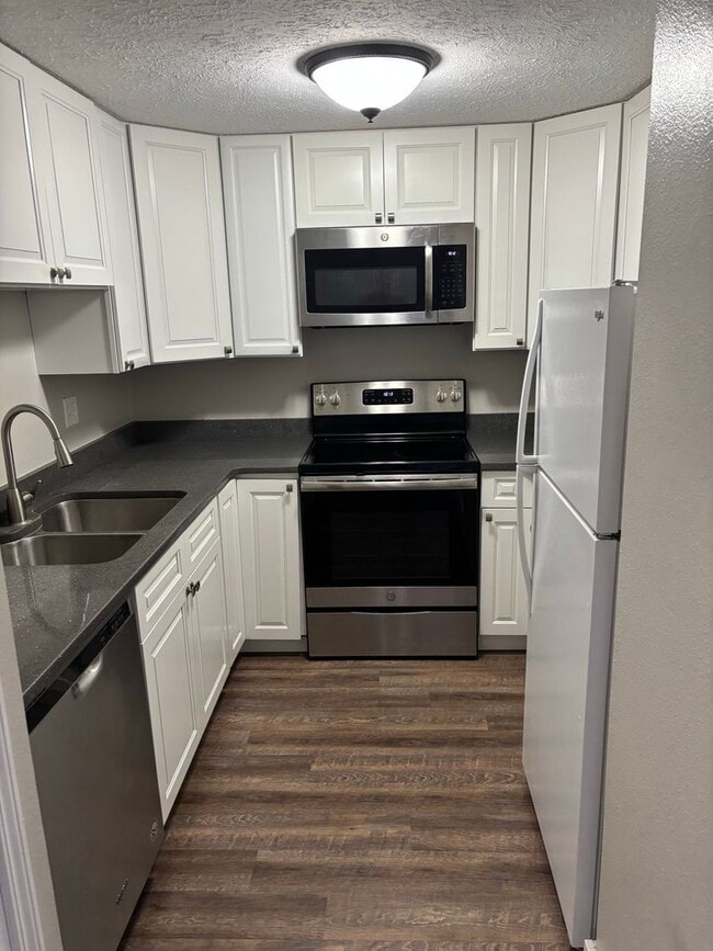 Building Photo - Spacious 3 Bedroom 2 Bath apartment!