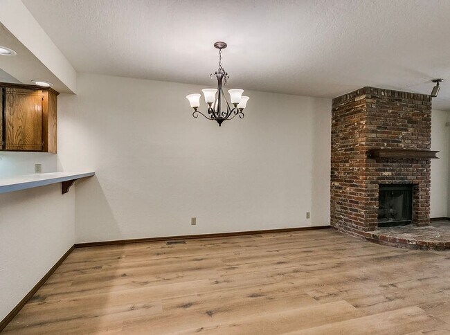Building Photo - Beautiful 3bed/2bath Townhome Available in Westside Norman!!