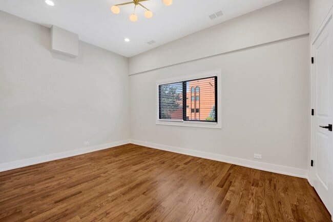 Building Photo - 2405 S Leavitt St