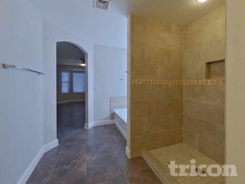 Building Photo - 20711 N Santa Cruz Dr