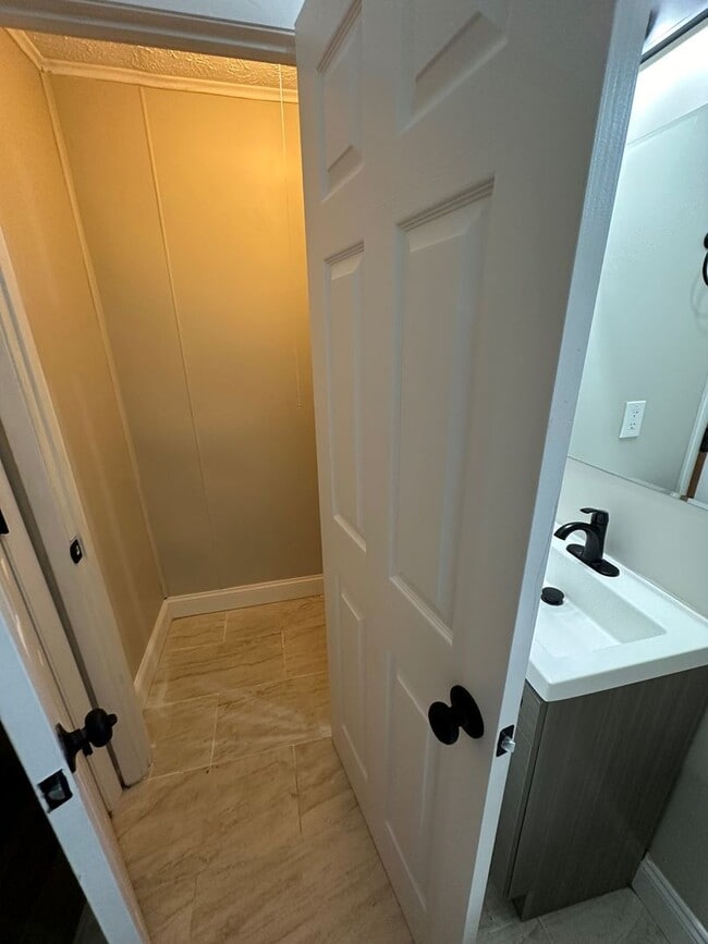 Building Photo - **4/2 BR Single Family home : Available Now