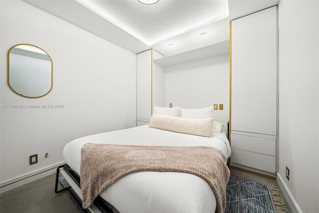 Building Photo - 2301 Collins Ave
