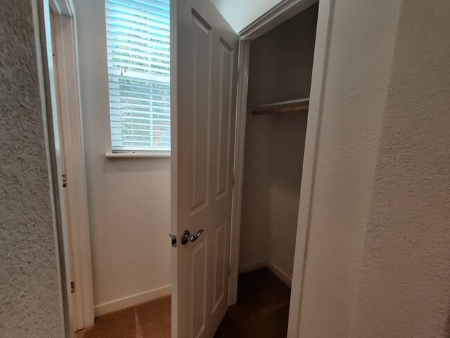 Building Photo - Beautiful 3 bedroom, 2.5 bathroom in Roseville!