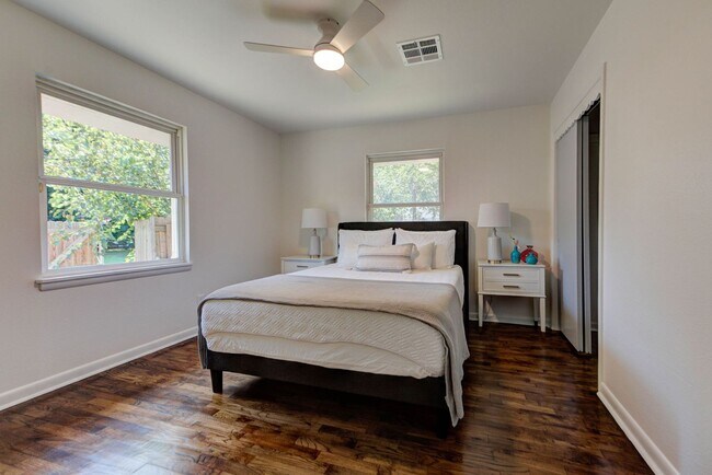 Building Photo - Fully Renovated 4 Bed, 2 Bath Just Minutes from Campus