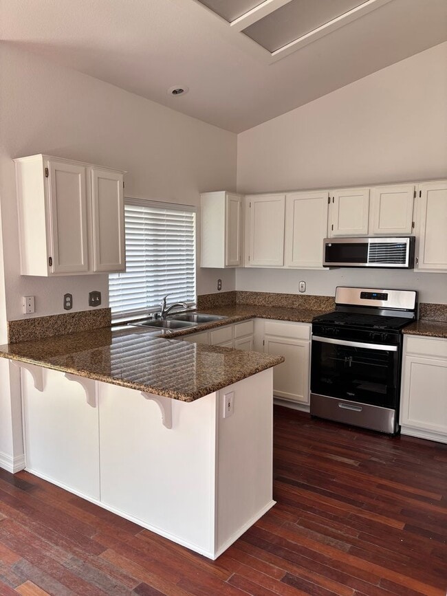 Building Photo - Charming 4 Bedroom Home For Rent