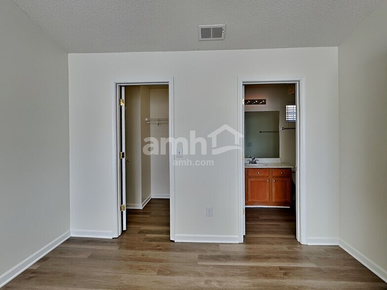 Building Photo - 112 Tiverton Woods Dr