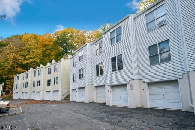 Building Photo - 14 Colonial Ct