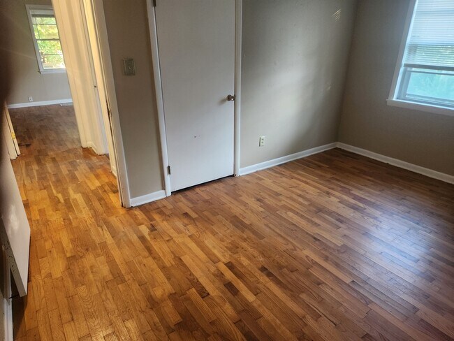 Building Photo - 104 W Searcy St