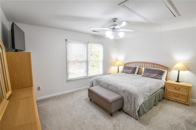 Building Photo - 1865 Oak Tree Hollow