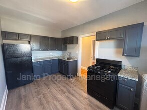 Building Photo - 652 E 81st St