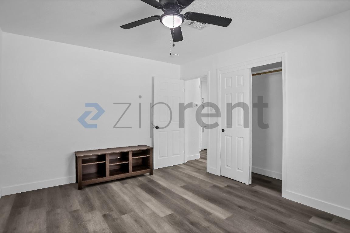 Building Photo - Unit
