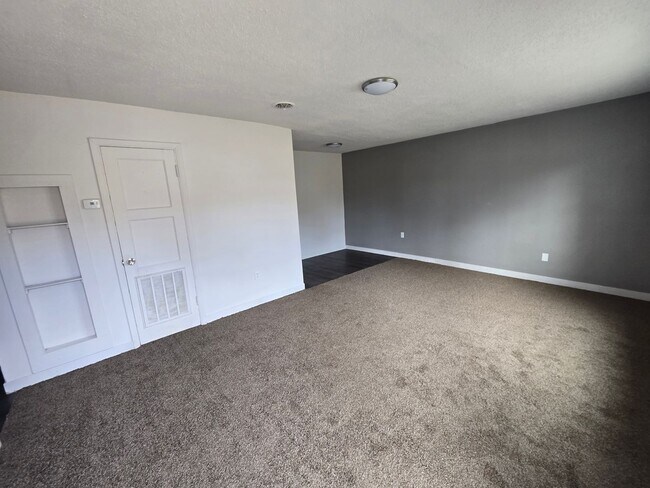 Building Photo - 2 bed 1 bath house