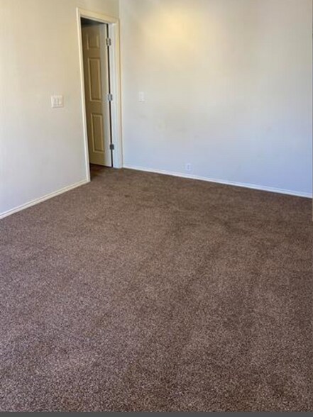 Building Photo - 2725 Hyde Park Dr