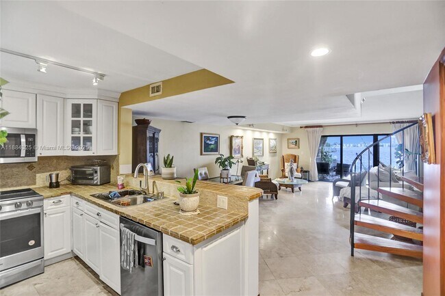 Building Photo - 2725 NE 165th St