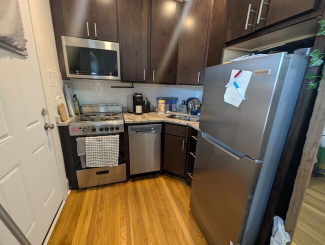 Building Photo - Fully Renovated Studio in Albany Park! Gre...